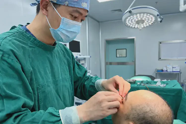 2025年江苏南京植发手术做的最好的医生(图3)