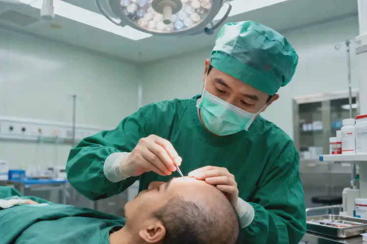 2025年江苏南京植发手术做的最好的医生(图2)