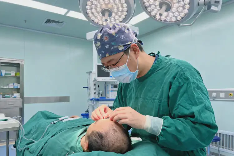 2025年江苏南京植发手术做的最好的医生(图4)