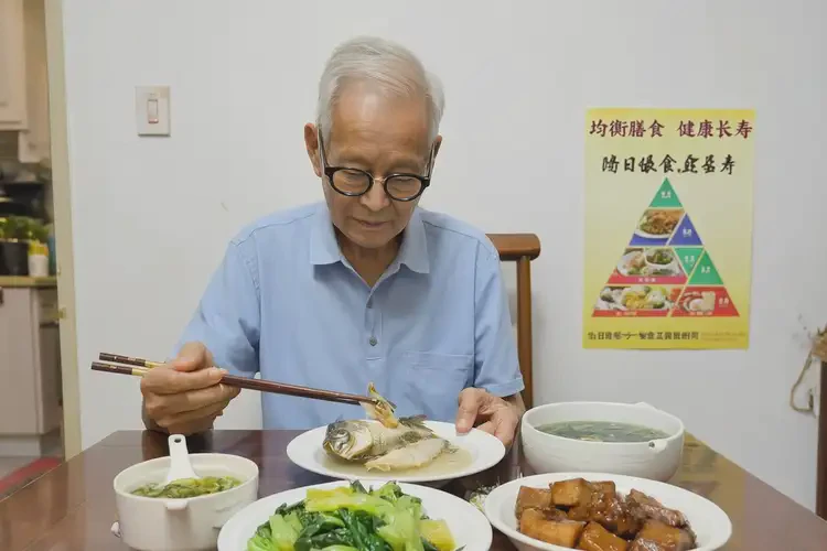 老年人腳上長濕疹需要嚴格避免哪些食物(圖3)