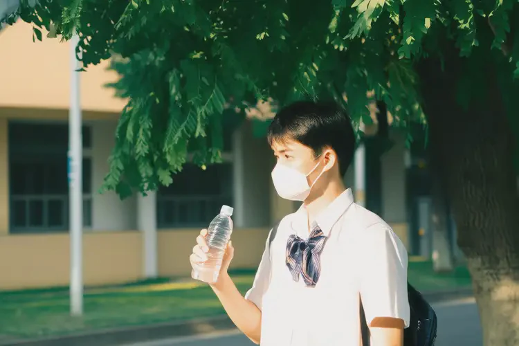 大學生脖子上經(jīng)常起濕疹后不可以吃什么食物(圖2)