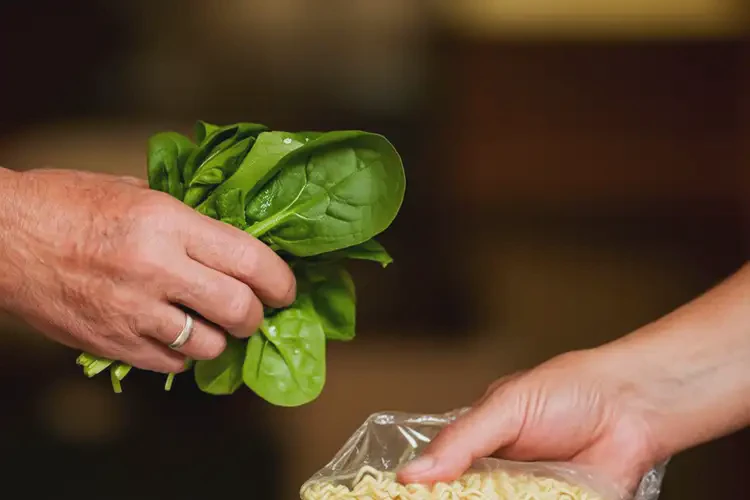 老年人肚子經(jīng)常起濕疹后不可以吃什么食物