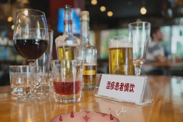 大學(xué)生小腿容易長(zhǎng)濕疹有哪些要特別忌口(圖1)