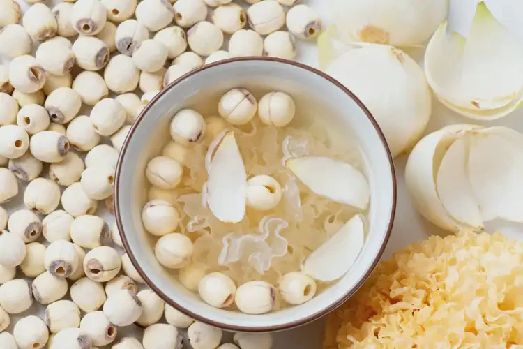 臉色發(fā)紅發(fā)暗可以喝蓮子百合銀耳湯嗎(圖2)