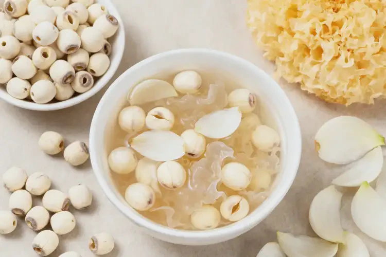 臉色發(fā)紅發(fā)暗可以喝蓮子百合銀耳湯嗎(圖1)