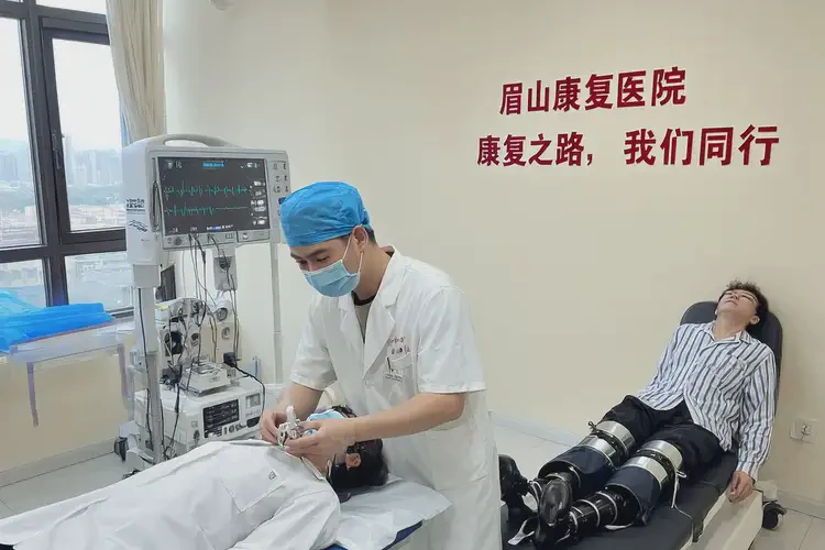 四川眉山康復(fù)科治療脊柱側(cè)彎多少錢(圖3)