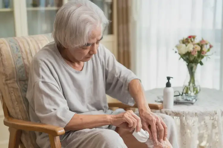 老年人小腿偶爾起濕疹能自愈嗎(圖3)