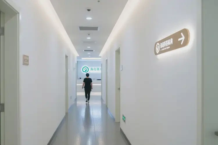 2025年海南昌江眼袋修復(fù)哪家做的好(圖1)