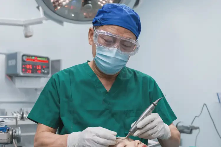 2025年河南平頂山切開雙眼皮做的最好的醫(yī)生(圖3)