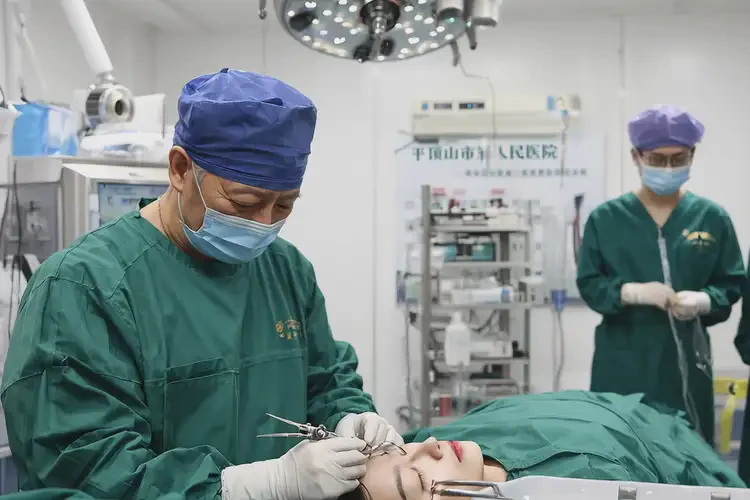 2025年河南平頂山切開雙眼皮做的最好的醫(yī)生(圖4)