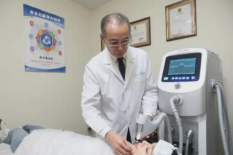 2025年上海激光點(diǎn)痣做的最好的醫(yī)生(圖2)