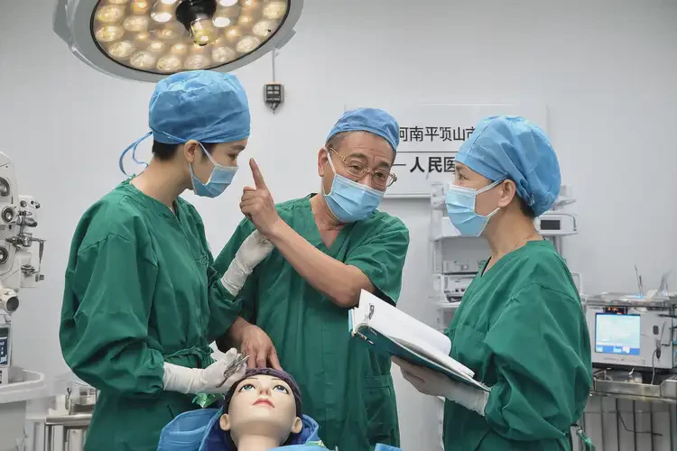 2025年河南平頂山切開雙眼皮做的最好的醫(yī)生(圖1)