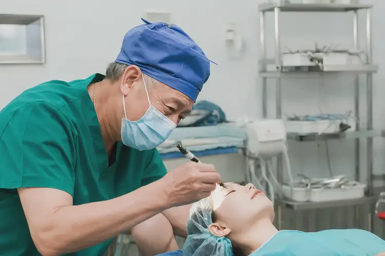 2025年河南平頂山切開雙眼皮做的最好的醫(yī)生(圖2)