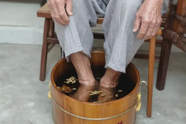 老年人腳上經(jīng)常起濕疹能夠治愈嗎(圖4)