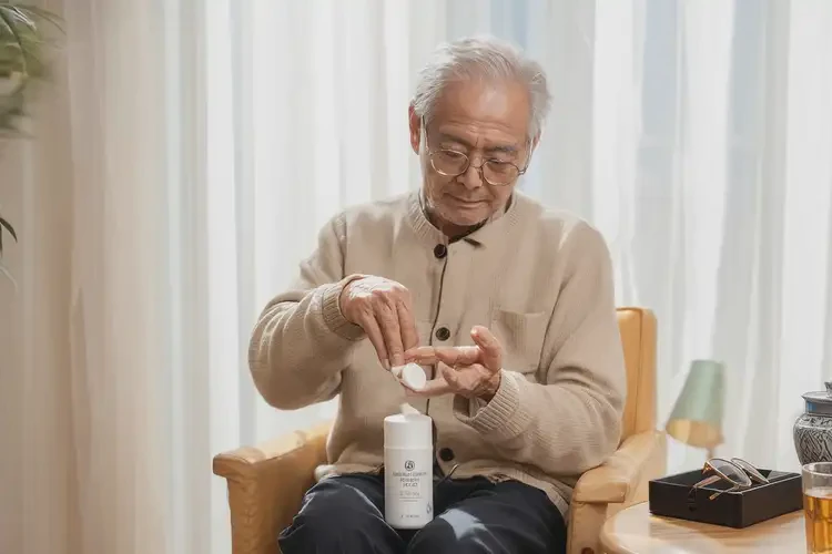 老年人手上偶爾長濕疹能夠治愈嗎(圖2)