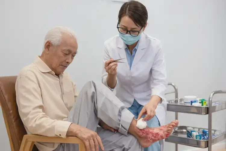 老年人腳上經(jīng)常起濕疹能夠治愈嗎(圖3)