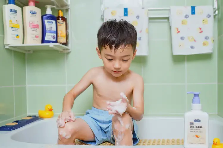 孩子小腿上偶尔起湿疹康复的全过程(图2)