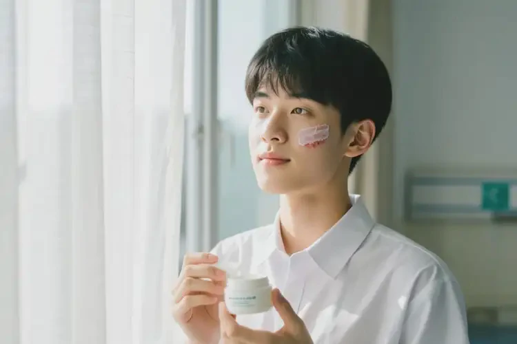 大學生臉上有濕疹能夠徹底治愈嗎(圖1)