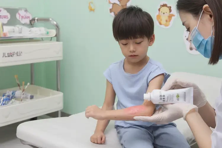 兒童肚子出現(xiàn)濕疹不管它會自己自愈嗎(圖2)