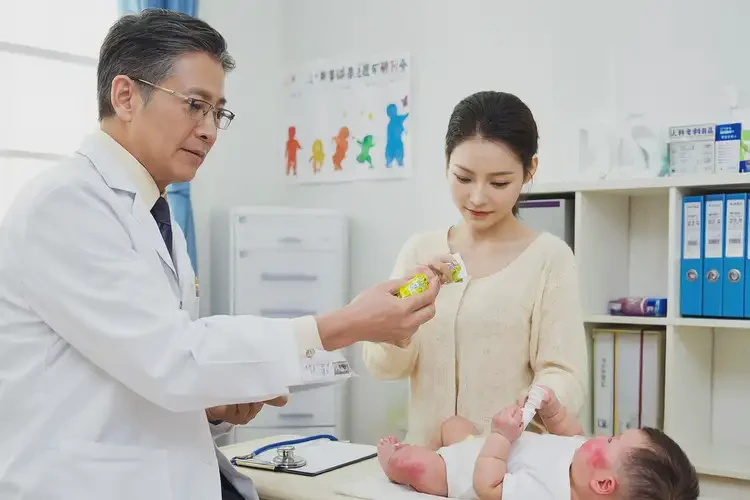 嬰兒脖子上容易長濕疹不管它會自己好嗎(圖1)