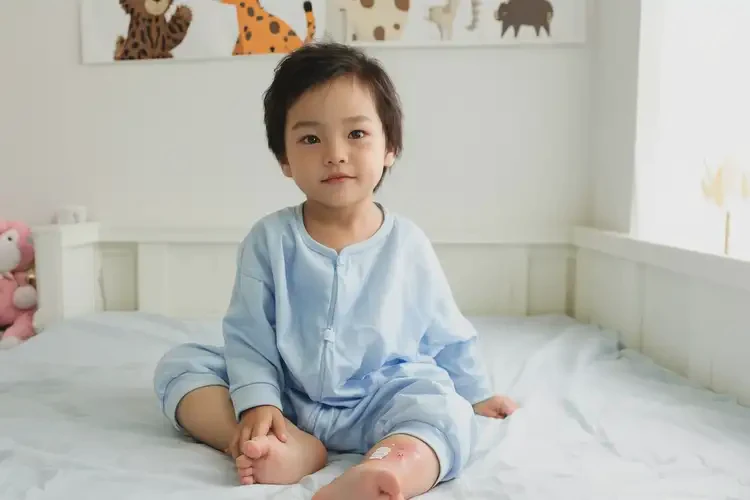 儿童大腿上起湿疹不管它会自己痊愈吗(图2)