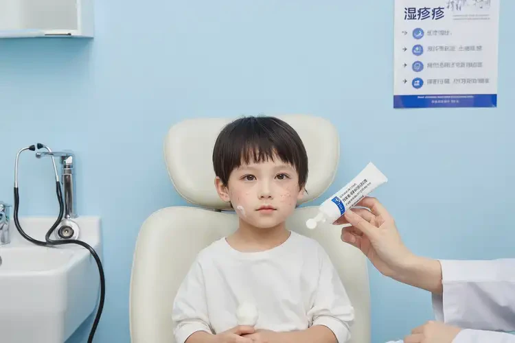 少兒面部起濕疹不管它會(huì)自己痊愈嗎(圖3)