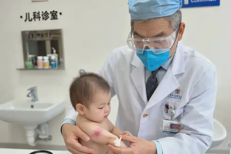 寶寶手臂上有濕疹能夠治愈嗎(圖2)