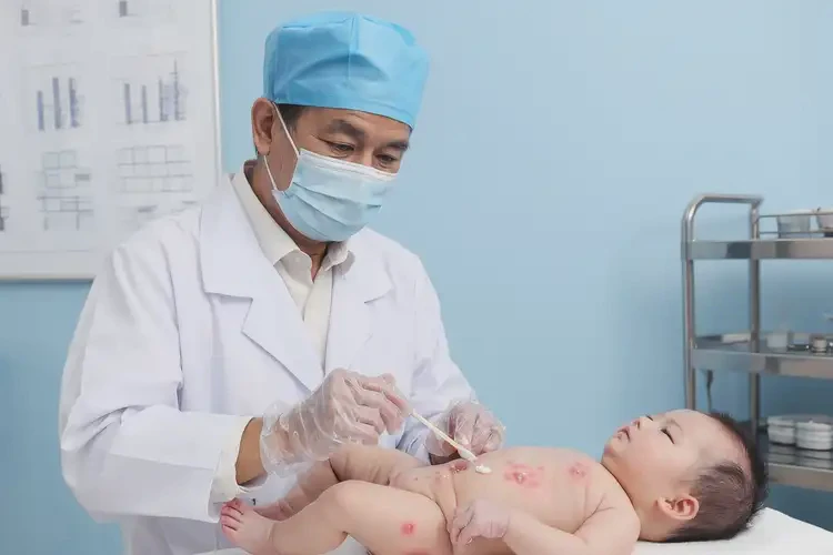 嬰兒肚子上出濕疹可不可以自愈(圖1)