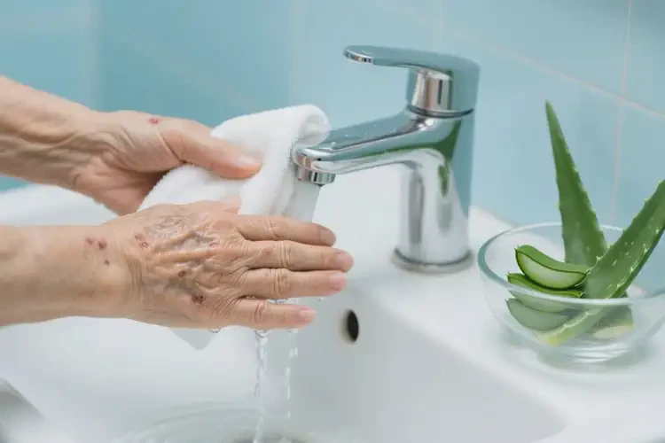 高齡老人手上偶爾長(zhǎng)濕疹能不能徹底自愈(圖1)