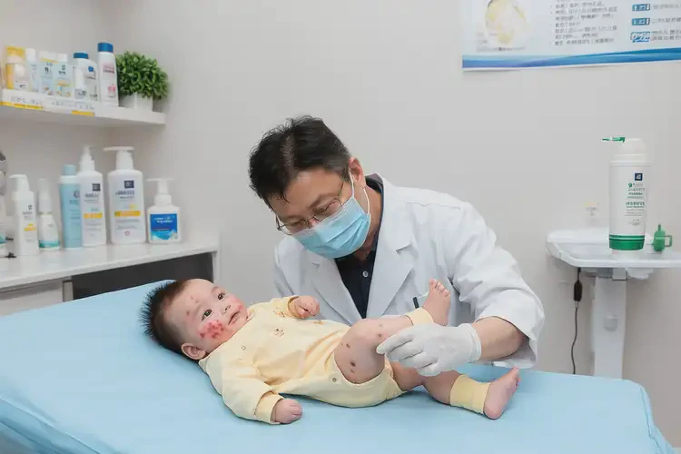 嬰幼兒四肢偶爾長(zhǎng)濕疹不管它會(huì)自己自愈嗎(圖1)