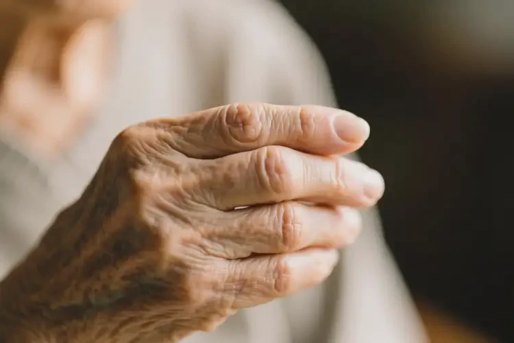 高齡老人手上起濕疹康復(fù)的全過程(圖1)