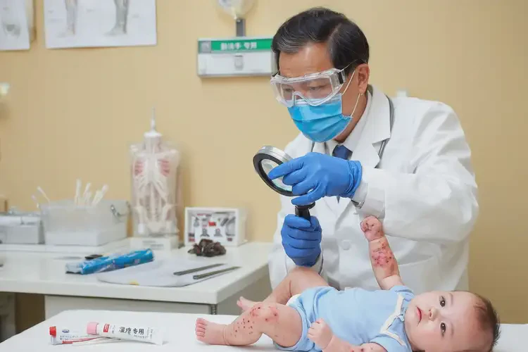 新生兒手臂上出濕疹能徹底自愈嗎(圖1)