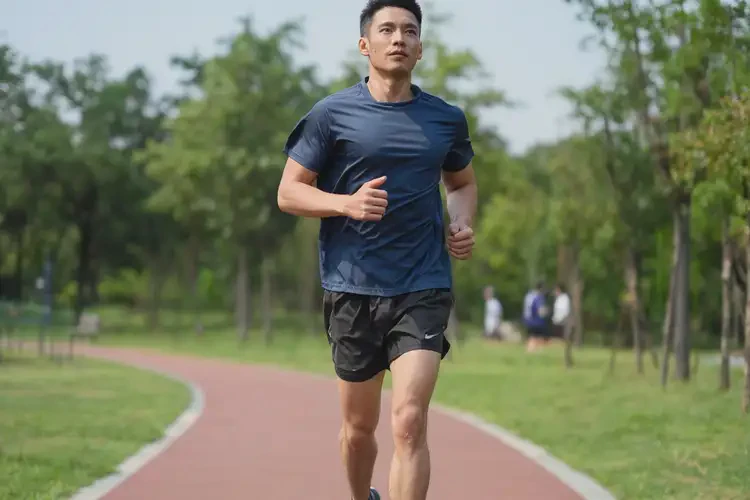 青年人手臂经常长湿疹可不可以彻底自愈(图1)