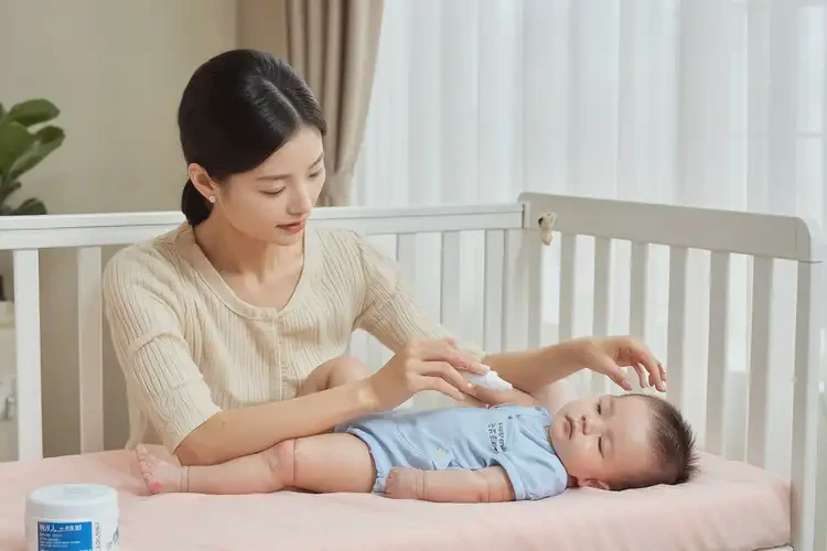 新生兒手臂上出濕疹能徹底自愈嗎(圖3)