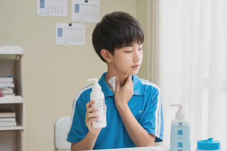 中學(xué)生脖子上出現(xiàn)濕疹能靠自己自愈嗎(圖2)