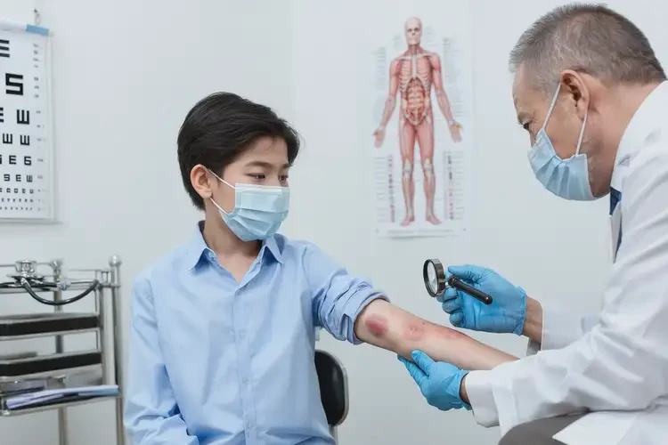 青少年手臂上偶爾長(zhǎng)濕疹不管它會(huì)自己自愈嗎(圖1)