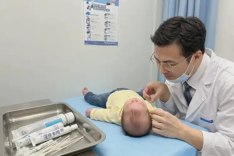 寶寶脖子上經(jīng)常長濕疹可以徹底自愈嗎(圖1)