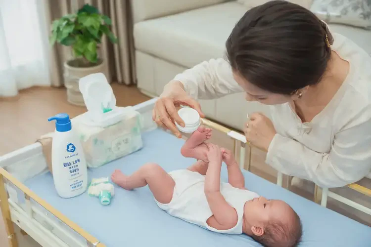 嬰幼兒四肢經(jīng)常長(zhǎng)濕疹能夠徹底治愈嗎(圖2)