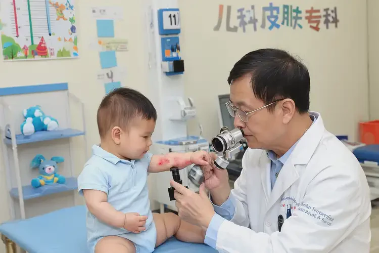 寶寶脖子長(zhǎng)濕疹能靠自己自愈嗎(圖1)