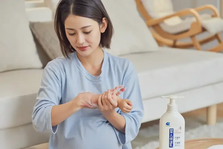 哺乳期媽媽屁股上偶爾起濕疹不管它會(huì)自己好嗎(圖2)