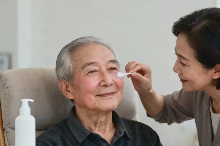 高齡老人面部容易長濕疹不管它會自己好嗎(圖2)