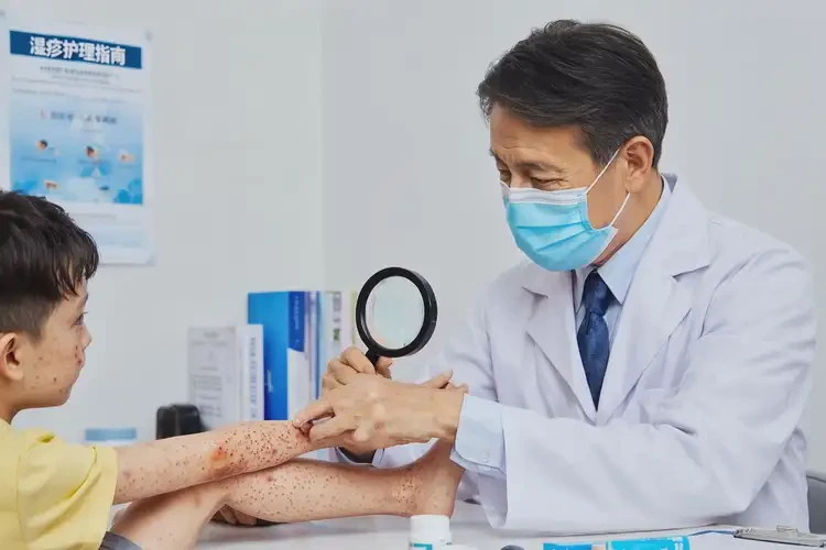 小孩四肢出濕疹不管它會(huì)自己好嗎(圖1)