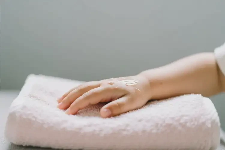 小儿手上容易起湿疹不管它会自己自愈吗(图2)