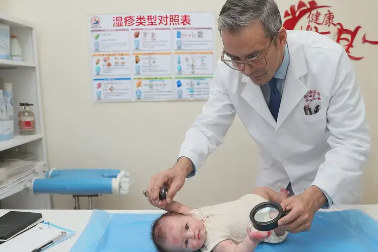 嬰幼兒身上經(jīng)常起濕疹可以徹底自愈嗎(圖2)