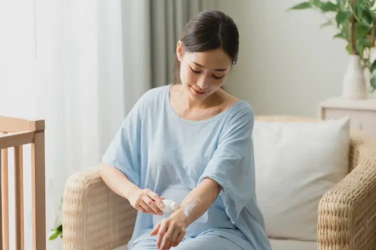 產(chǎn)婦手臂起濕疹能靠自己自愈嗎(圖1)