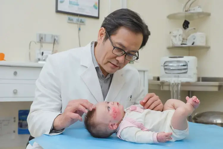 嬰兒面部經(jīng)常長濕疹可以徹底自愈嗎(圖1)