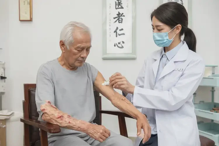 高齡老人手臂出現(xiàn)濕疹能夠徹底治愈嗎(圖3)