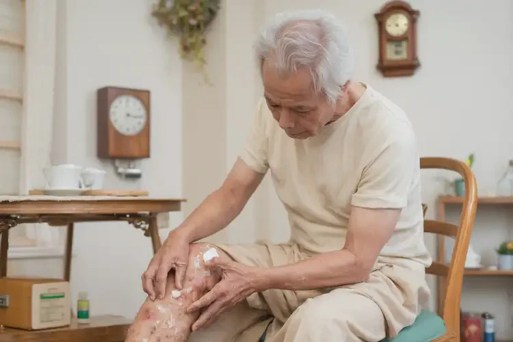 老年人大腿上出現(xiàn)濕疹能夠徹底治愈嗎(圖3)