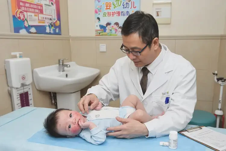 嬰兒面部出現(xiàn)濕疹可以徹底自愈嗎(圖1)