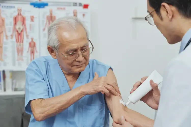 高齡老人四肢出現(xiàn)濕疹能夠徹底治愈嗎(圖4)